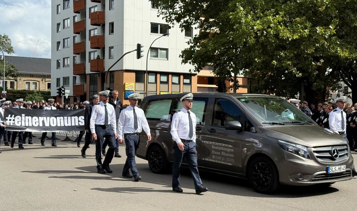 Tiefe Trauer im Saarland - Abschied von getötetem Polizisten 1.500 bis 2.000 Menschen kamen, um dem getöteten Polizisten die letzte Ehre zu erweisen