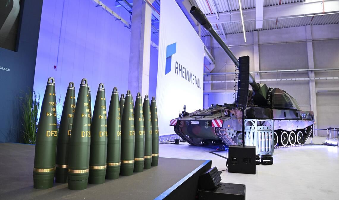 155-Millimeter-Munition vor einer Panzerhaubitze 2000, mit der solche Geschosse verschossen werden.