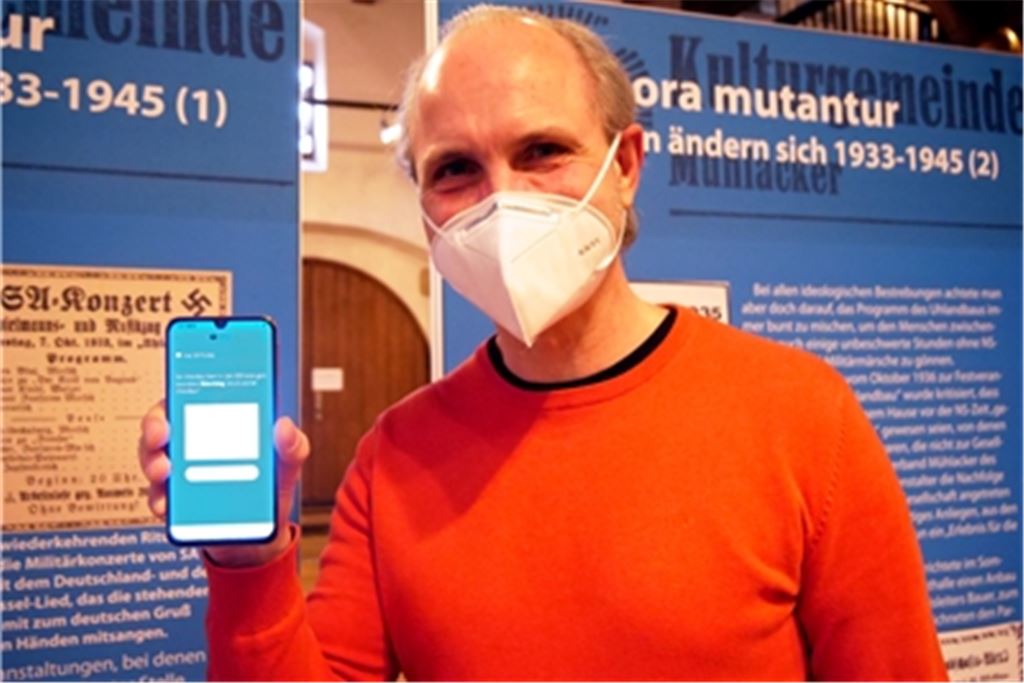 16 Fragen hat Roland Bliesener vom Stadtjugendring programmiert. Es ist nicht das erste Projekt, das der Medienpädagoge gemeinsam mit der Stadtbibliothek durchführt. Foto: Friedrich