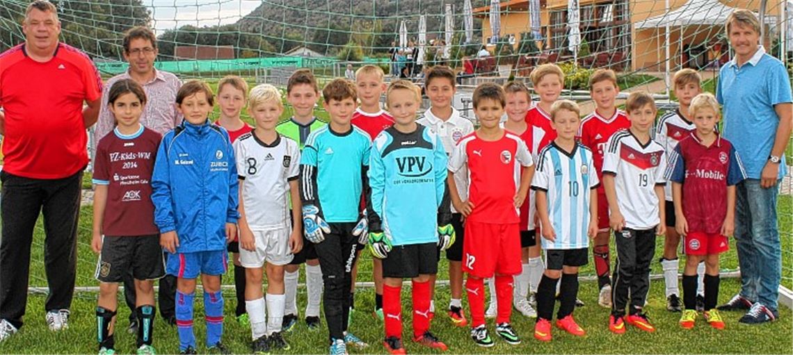 16 Jungen und ein Mädchen (mit dem Viktoria-Vorsitzenden Heinz Voges, li.; MT-Verleger Hans-Ulrich Wetzel; 2.v.li; und dem Team-Schirmherrn Peter Reichert, re.) bewerben sich um einen der 13 Plätze im MT Auswahlteam für den Enzberger Pretema-Cup am 11. Oktober.