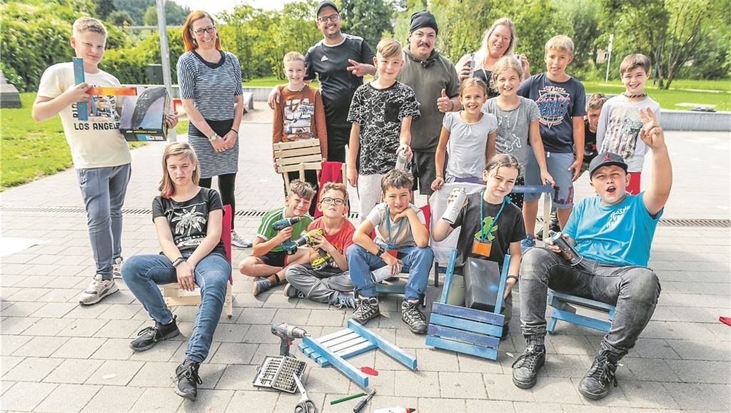 16 junge Menschen haben bei der UpCycling–Aktion des Vereins PerspektivenWerk im Mühlacker Jugendhaus ProZwo mitgemacht. Fotomoment