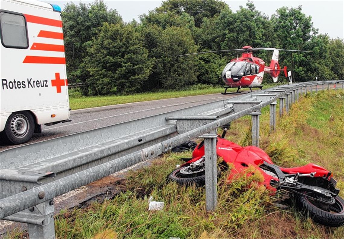 17-Jähriger stürzt mit seinem Leichtkraftrad auf Abfahrt von der B35 bei Lienzingen. Ein Hubschrauber fliegt ihn ins Mühlacker Krankenhaus. Foto: Appich