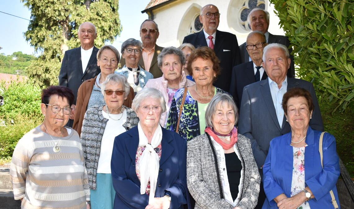 17 Jubilarinnen und Jubilare haben am Sonntag in Mühlhausen einen Gottesdienst zur Erinnerung an ihre Konfirmation gefeiert, die vor 60, 65 oder 70 Jahren stattgefunden hatte. Foto: privat
