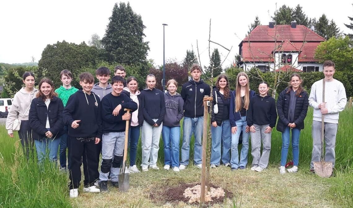17 Jugendliche aus Lienzingen und Lomersheim haben auf der „Konfirmandenwiese“ in Lienzingen einen Baum gepflanzt. Foto: privat