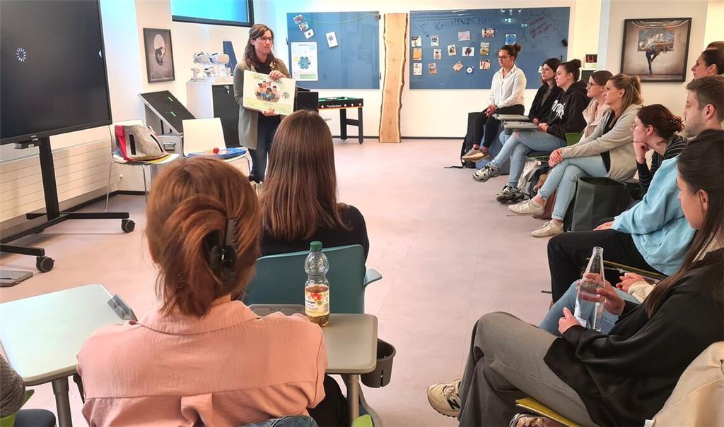 170 Teilnehmerinnen und Teilnehmer bilden sich im Medienzentrum bei Workshops und Vorträgen fort. Foto: Peche