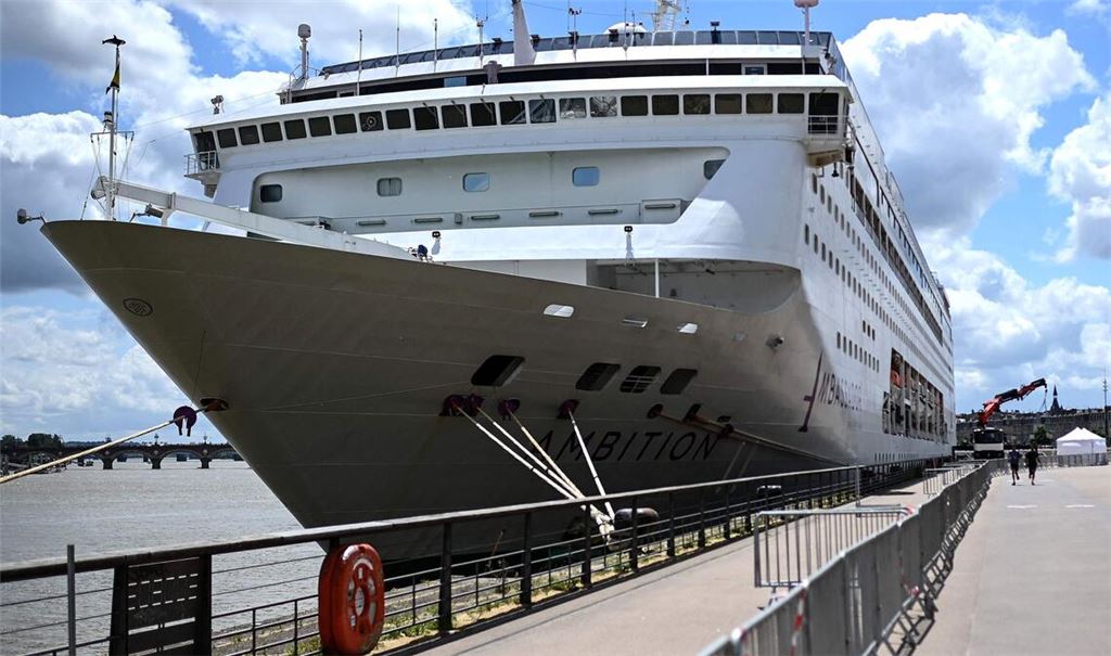 1.700 Passagiere und Crew-Mitglieder sitzen nach einer Welle von Magen-Darm-Erkrankungen auf einem Kreuzfahrtschiff in Bordeaux fest.