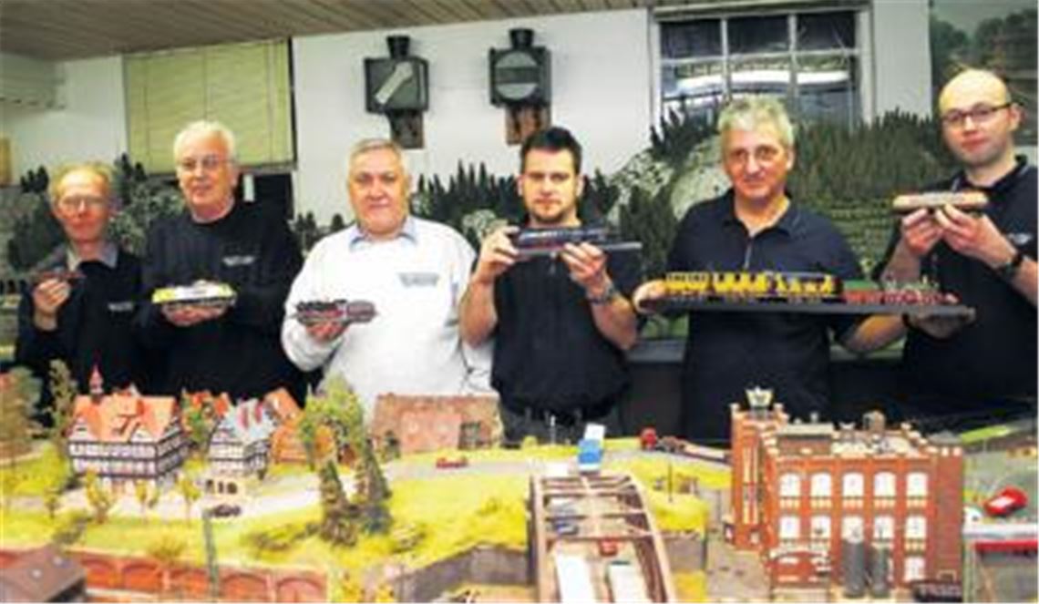 175 Jahre Eisenbahn-Geschichte ließen die Senderstädter Modelleisenbahner am Wochenende Revue passieren. Im Bild mit ihren entsprechenden Modellen (v.li.): Ferdinand Schmidt, Elmar Walz, Thomas Oertle, Rainer Weißeisen und Andreas Müller.
Foto: Kollros

