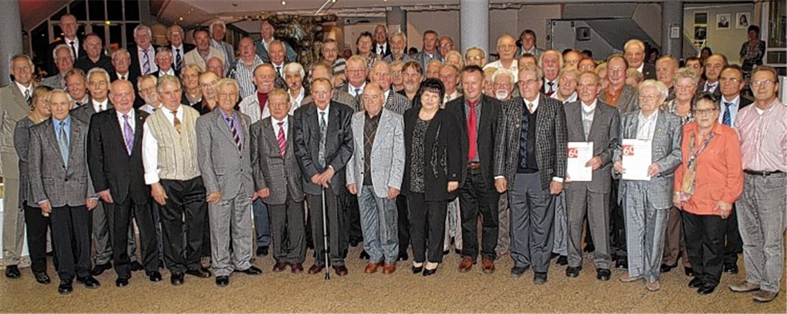 175 Mitglieder der IG Metall werden im Rahmen eines großen Ehrungsfestes für 40-, 50- und 60-jährige Treue zu der Gewerkschaft ausgezeichnet. 