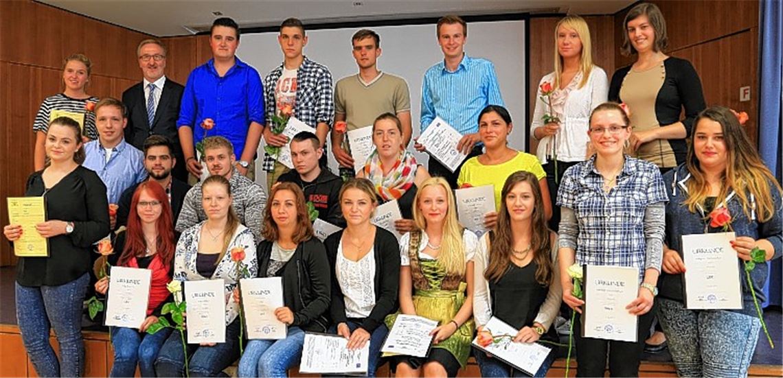 18 Absolventen der kaufmännischen Berufsschule freuen sich über einen Preis.