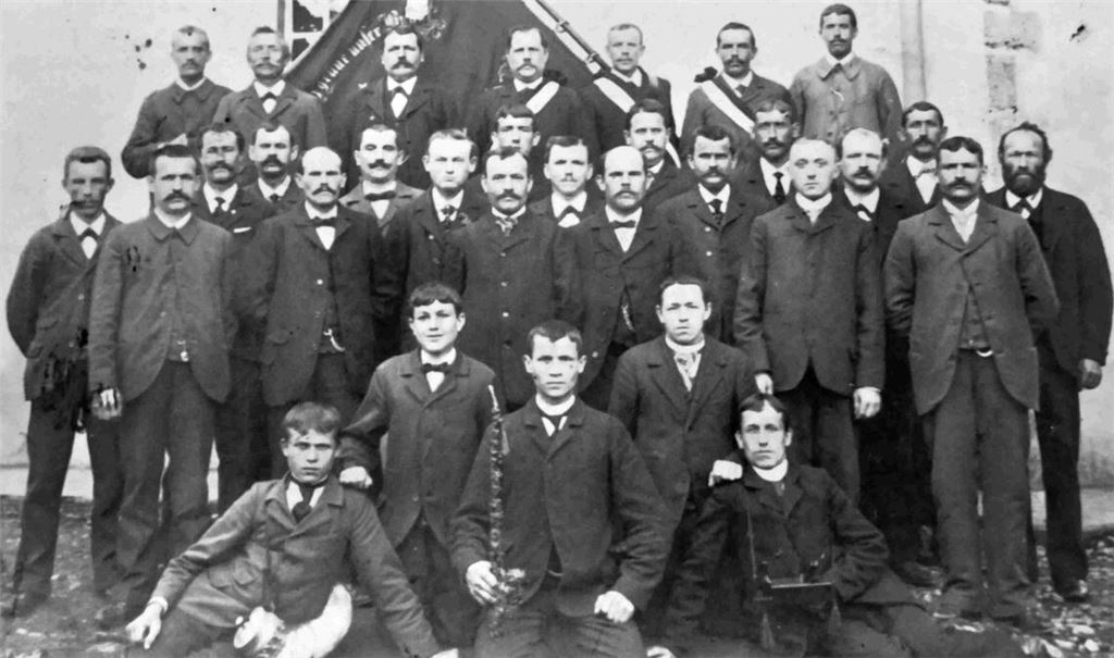 1898 wird die Vereinsfahne geweiht und anschließend im Gasthaus „Waldhorn“ würdig gefeiert. Fotos: privat/Müller