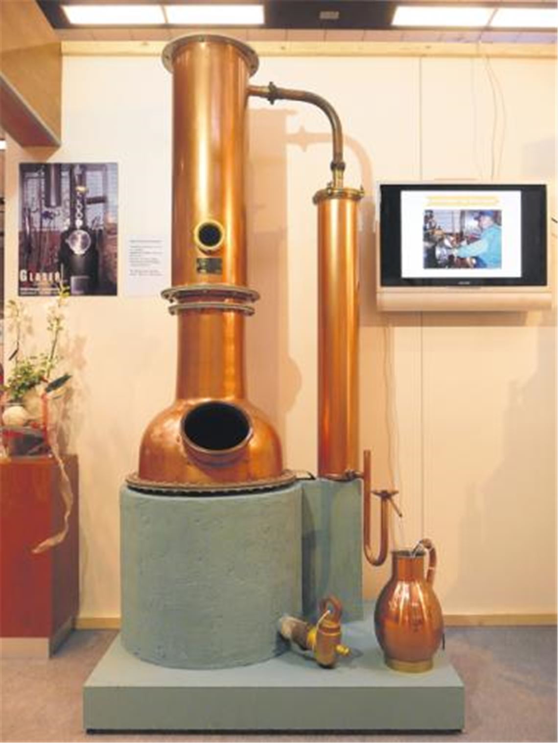 1923 ein technisches Meisterstück, heute ein historischer Blickfang am Messestand: Die alte Brennerei der Dürrmenzer Kanne, von Willi Glaser aus Schützingen auf Hochglanz poliert. Foto: p