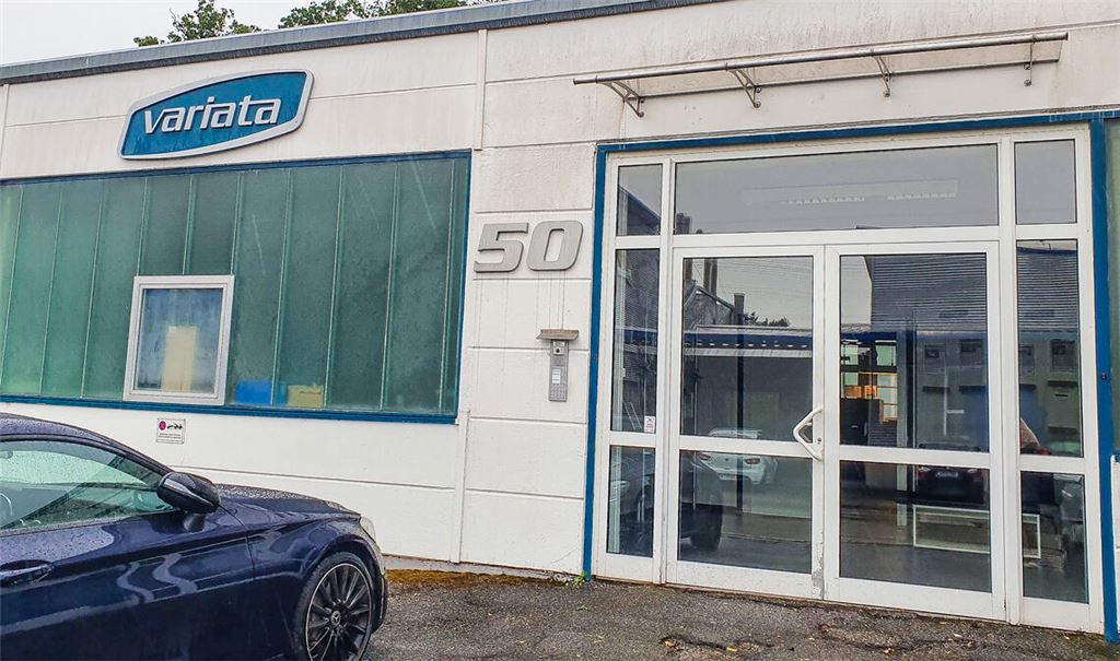 1968 gegründet: das Unternehmen Variata im Mühlacker Industriegebiet, ein Spezialist für Automotive-Embleme, Marken-Embleme und Technik-Miniaturen. Foto: Schröder