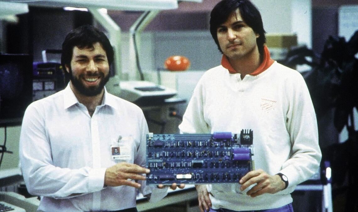 1976: Das erste Apple-Produkt - der Apple I - wurde von Steve Wozniak (l) entworfen. Rechts: Steve Jobs.