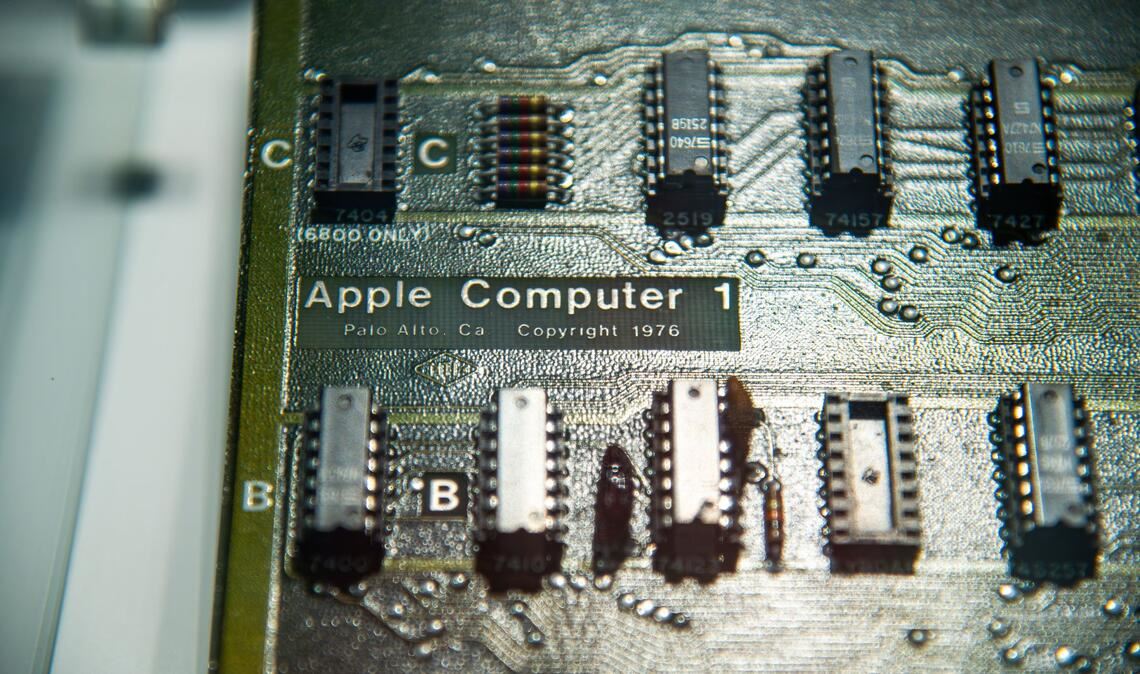 1976: Der Apple I wurde noch ohne ein Gehäuse oder eine Tastatur ausgeliefert.