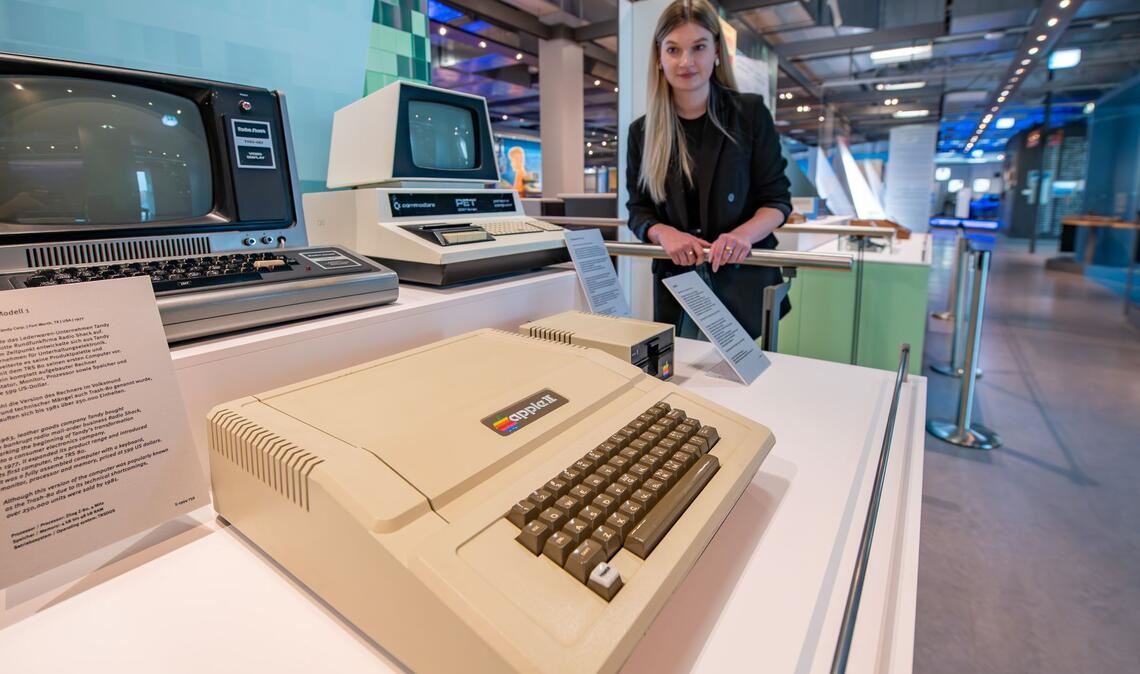 1977: Vom Apple II - dem Meisterstück von Steve Wozniak - wurden über 6 Millionen Exemplare verkauft.