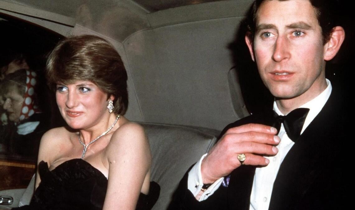 1981: Prinz Charles und Lady Diana besuchen während ihres ersten öffentlichen Termins eine Wohltätigkeitsveranstaltung in der Goldsmith's Hall in London. Mit der wachsenden öffentlichen Aufmerksamkeit entwickelte Diana ein zwanghaftes Verhältnis zu ihrem Aussehen. Zwischen März und Juli 1981 verlor sie infolge einer Bulimie sechs Kilogramm. Die Essstörung begleitete sie über viele Jahre.