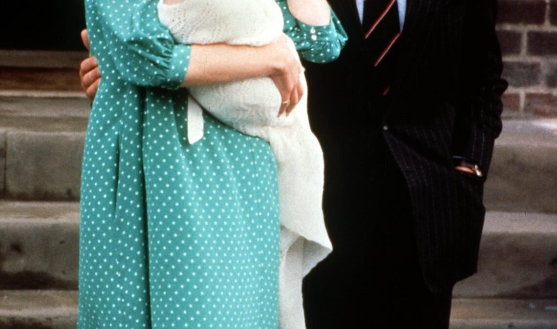 1982: Dianas und Charles' erstes Kind wird geboren. Am Tag nach der Geburt verläßt Diana mit ihrem Erstgeborenen, Prinz William, auf dem Arm und Ehemann Prinz Charles an ihrer Seite das St.Mary's Hospital in London.