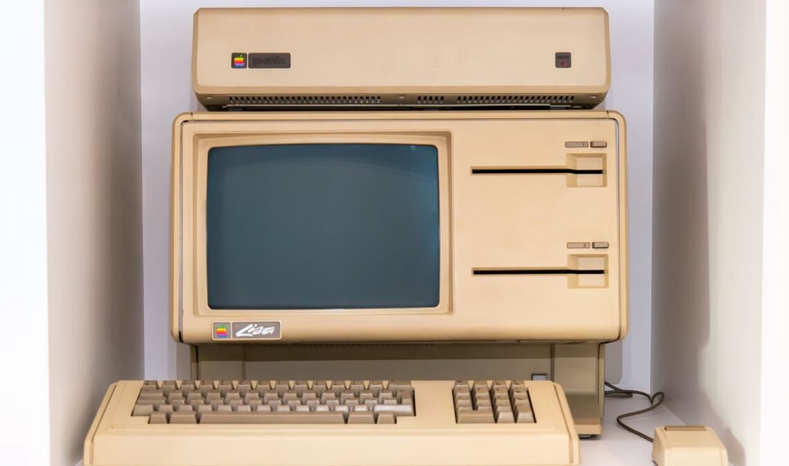 1983: Die Apple Lisa war der erste Rechner von Apple mit einer grafischen Benutzeroberfläche.