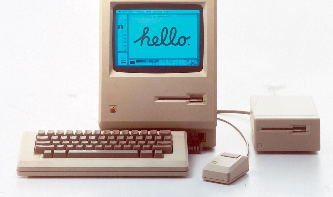 1984: Der erste Apple Macintosh wurde von Apple-Mitbegründer Steve Jobs im Januar 1984 der Öffentlichkeit vorgestellt.