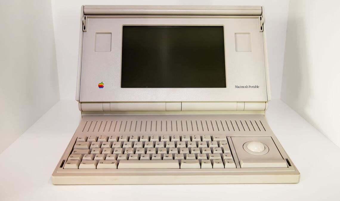 1989: Der Macintosh Portable aus dem Jahr 1989 war den meisten Usern zu schwer.