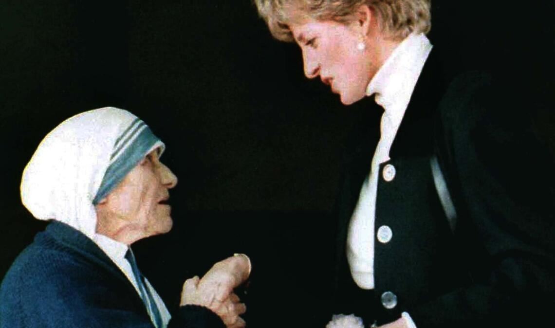 1992: Mutter Teresa und Prinzessin Diana reichen sich bei einer Zusammenkunft in Rom die Hände