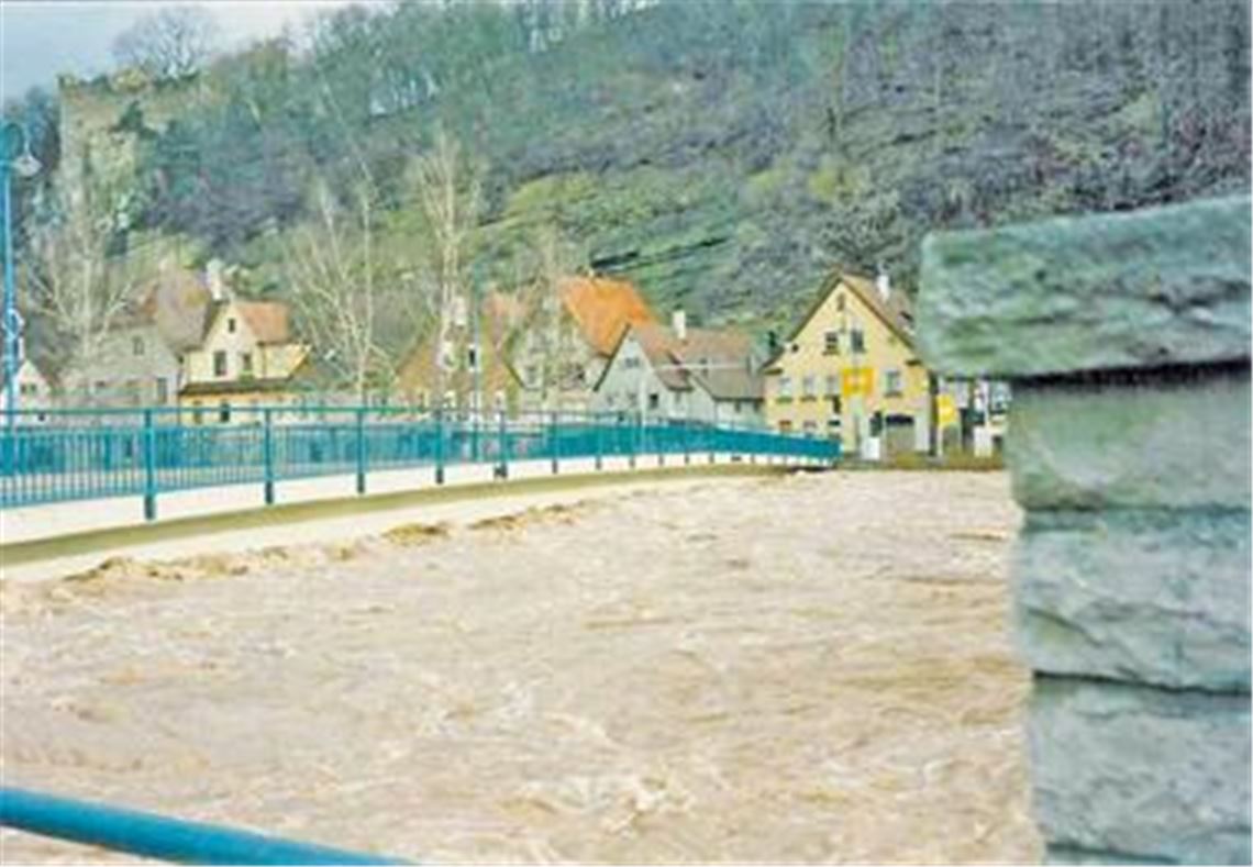 1993: Hochwasser an Herrenwaagbrücke. Foto: Stadtarchiv Mühlacker