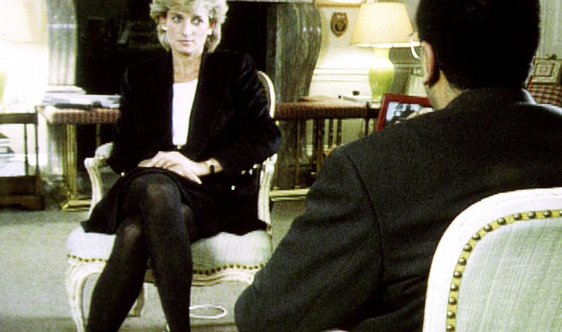 1995: Diana spricht in einem BBC-Interview ungewöhnlich offen über ihre Ehe mit Charles, seine Beziehung zu Camilla, ihre Bulimie, psychische Belastungen und den Druck im Königshaus sowie ihre eigene Affäre mit dem Offizier James Hewitt. Berühmt wurde vor allem ihr Satz: "Es waren drei von uns in dieser Ehe" - gemeint waren Charles, Camilla und sie selbst. Das Gespräch galt als TV-Sensation und trug dazu bei, dass die Ehe von Diana und Charles endgültig nicht mehr zu retten war. Nach der Ausstrahlung riet Elisabeth II., die damalige Königin und Charles' Mutter, den beiden zur Scheidung, welche 1996 folgte. Später wurde das Interview jedoch auch massiv kristiert: Journalist Martin Bashir hatte sich den Zugang zu Diana mithilfe gefälschter Dokumente und Täuschung verschafft.