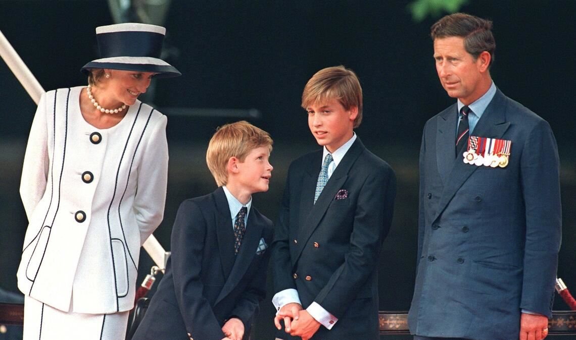 1995: Prinzessin Diana (l-r), ihre Kinder Harry und William und Prinz Charles während einer Gedenkfeier in London.