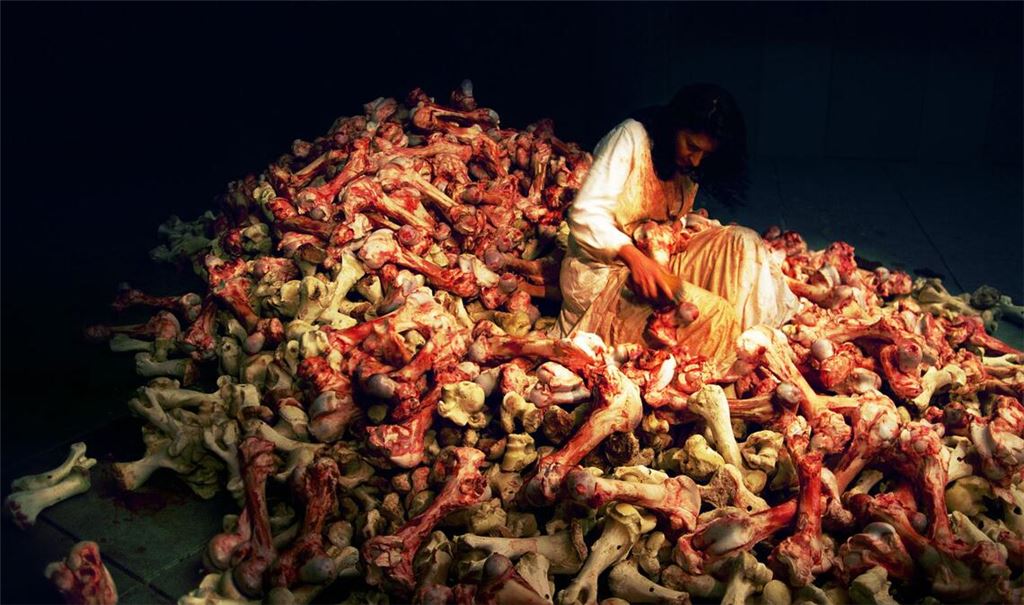 1997 bürstete Marina Abramović bei der Biennale von Venedig blutige Rinderknochen.