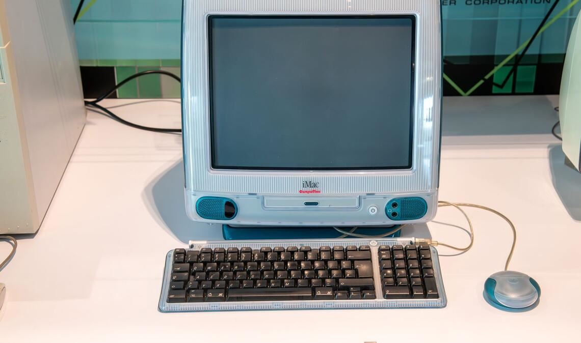 1998: Der kommerzielle Erfolg des ersten iMacs rettete Apple vor dem Konkurs.