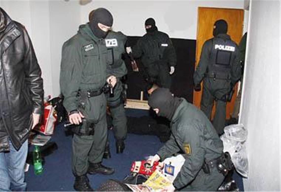 2. Februar 2011: Einsatzkräfte der Polizei durchsuchen Wohnungen von Mitgliedern der Türstehervereinigung United Tribuns.
Archivfoto: pol