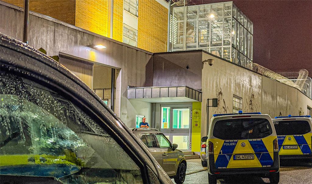 20 Häftlinge sind an einer Gefängnisunruhe beteiligt, die am Donnerstagabend in Pforzheim einen Großeinsatz auslöst. Foto: Henry Mungenast/EinsatzReport24