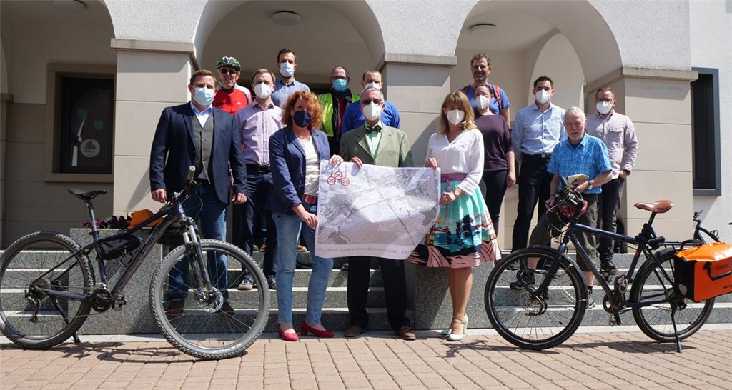 20 Jahre Radwege-Kommission: Zum Jubiläum bringt Enzkreis-Vize Wolfgang Herz (Mitte) gute Nachrichten mit – zum Beispiel jene, dass den Kommunen Fördermittel des Bundes winken.Friedrich