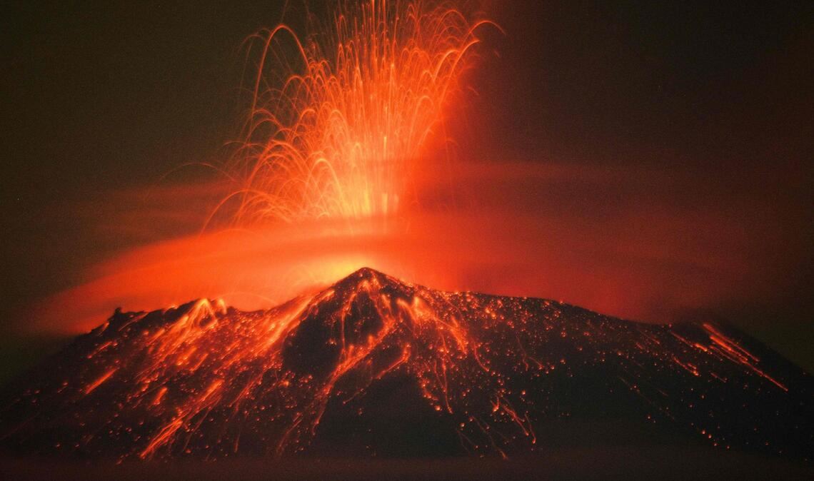 20. Mai 2023 : Der Vulkan Popocatépetl schleudert glühende Lava in den Abendhimmel.