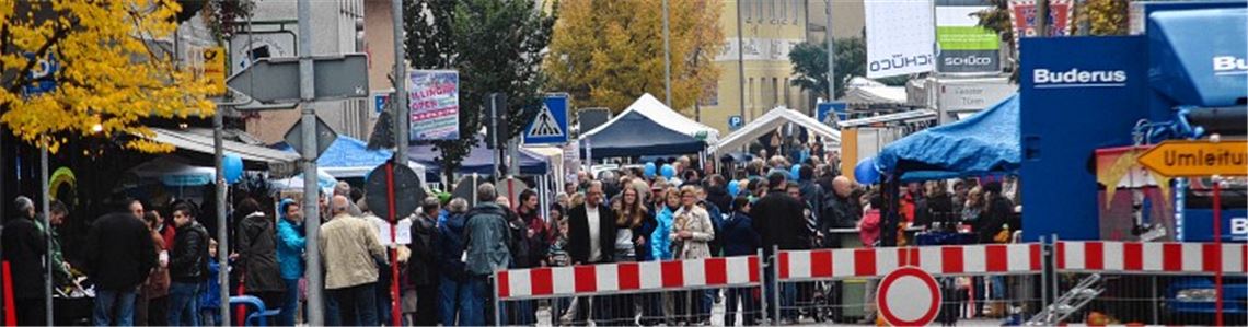 20 Wochen liegen zwischen diesen beiden Aufnahmen: Am 1. Juni wird der Ortskern von Illingen großflächig überflutet – im Oktober strömen die Menschen zu den Illingen Open.