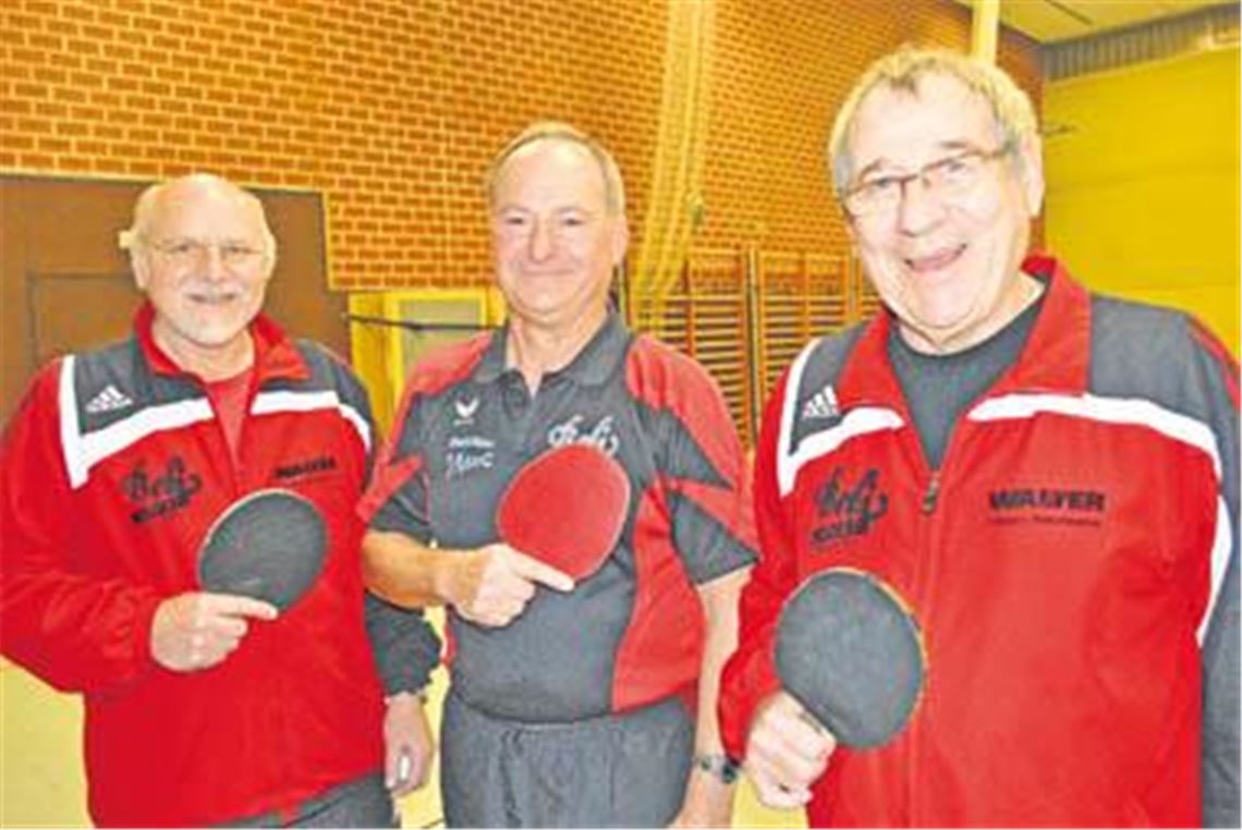 200 Jahre Tischtennis-Erfahrung: Am liebsten spielt Fritz Theuer (Mitte) mit Roland Liefke (li.) und Herbert Mahler für die Ötisheimer Senioren 60. Foto: Stahlfeld