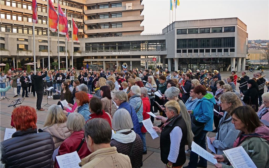 200 Musiker aus der Region stimmen auf dem Pforzheimer Marktplatz das Lied „Die Gedanken sind frei“ an, um ein Zeichen gegen den Krieg in der Ukraine zu setzen. Foto: Friedrich