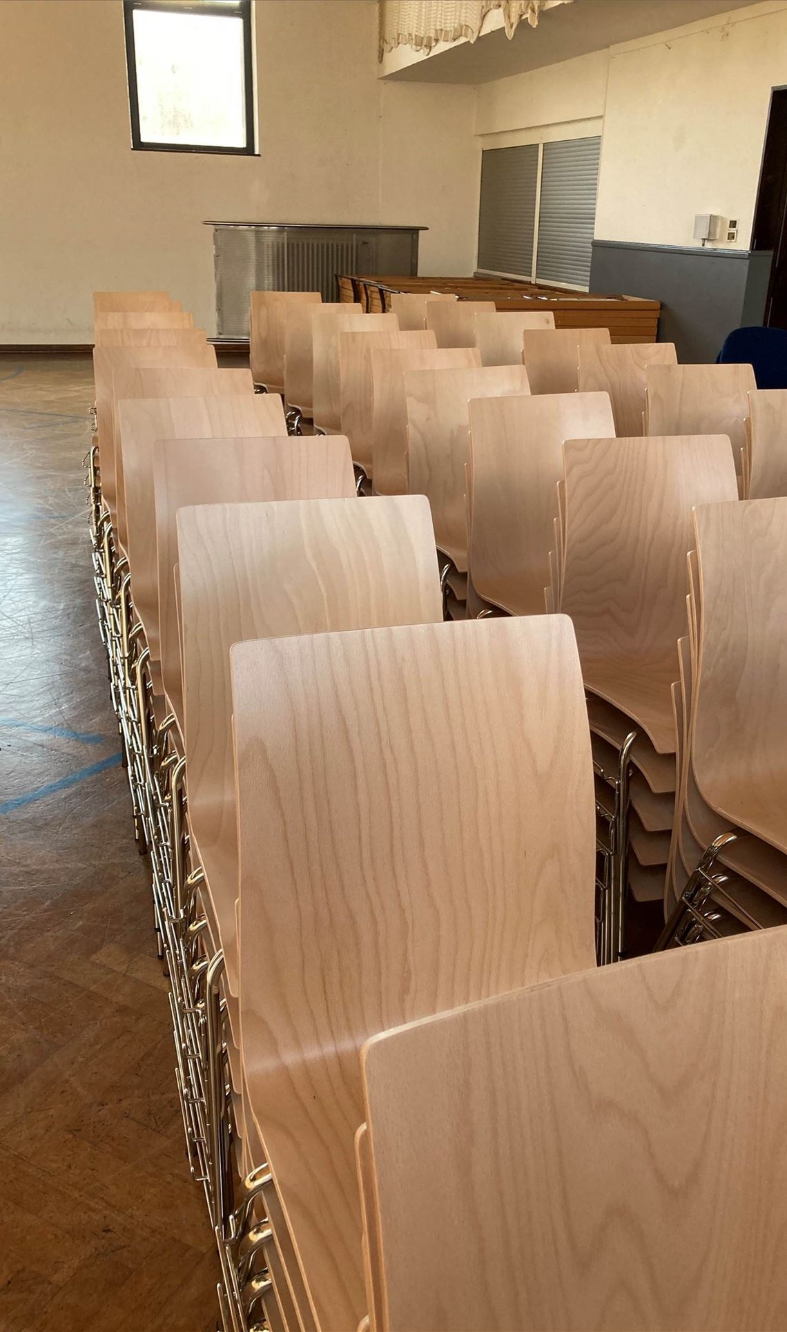 200 neue Stühle warten auf Gäste. privat