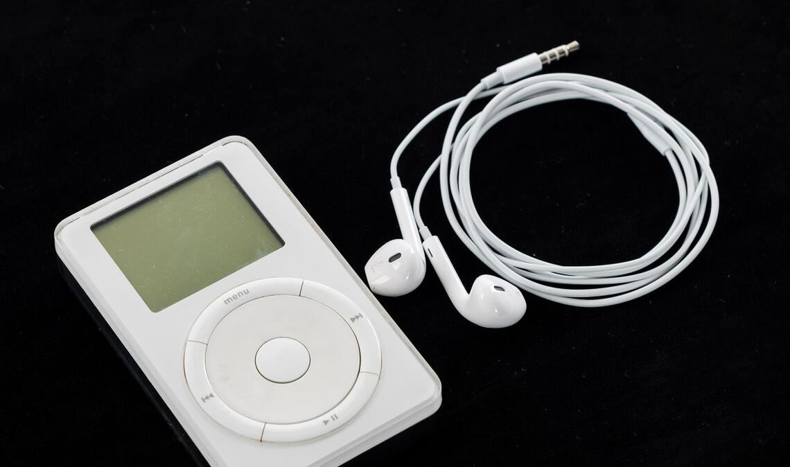 2001: Durch die weißen Kopfhörer war der erste iPod schon von Weitem zu erkennen.