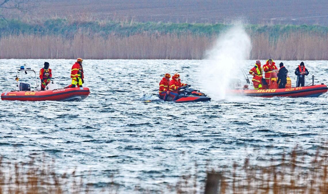 20.04.2026, Mecklenburg-Vorpommern, Kirchdorf (poel): Helfer in Schlauchbooten begleitet den Wal, um die Richtung zum offenen Meer zu zeigen.