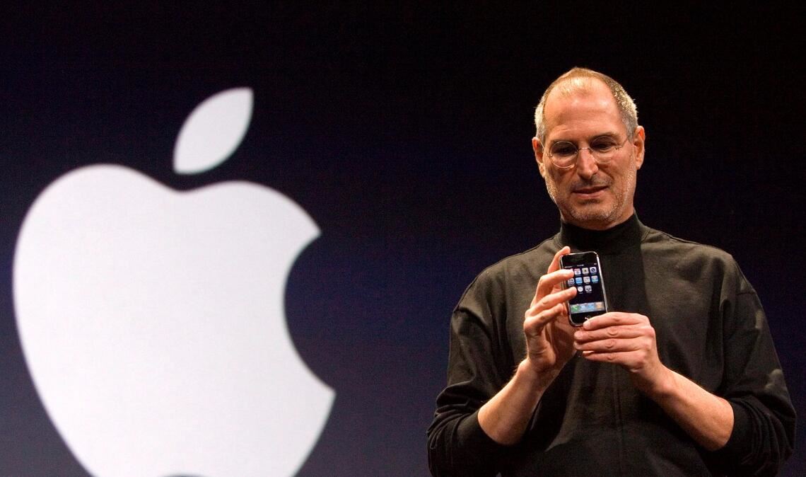 2007: Steve Jobs stellt am 29. Januar das erste iPhone in San Francisco vor.