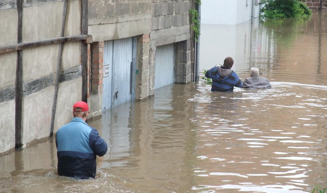 Warum dauert Hochwasserschutz so lange? 2013 und heute (nächstes Bild): In Ötisheim muss der Erlenbach gebändigt werden. Fotos: Archiv/Becker