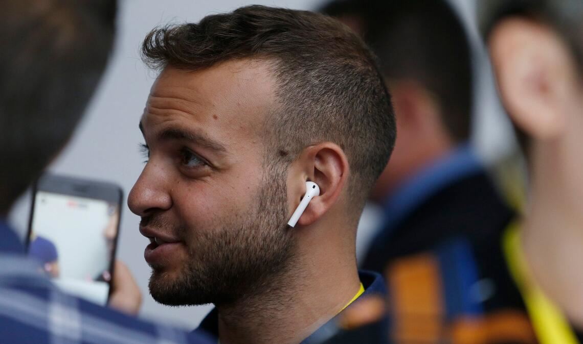 2016: Ähnlich wie bei den Kopfhörern für den iPod setzt Apple bei den kabellosen Airpods auf die Signalfarbe Weiß.