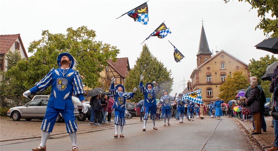 2019 war an die Probleme des Jahres 2020 noch nicht zu denken. Damals konnte auch ein Regenschauer die Freude am großen Erntedankumzug nicht trüben.Friedrich