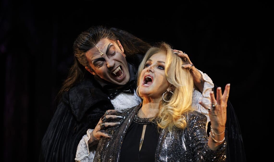 2022: Filippo Strocchi als Graf von Krolock beißt Stargast Bonnie Tyler