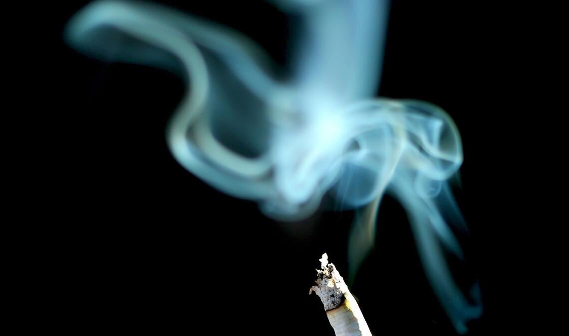 2023 starben in Deutschland rund 131.000 Menschen an den gesundheitlichen Folgen des Rauchens. (Archivbild)