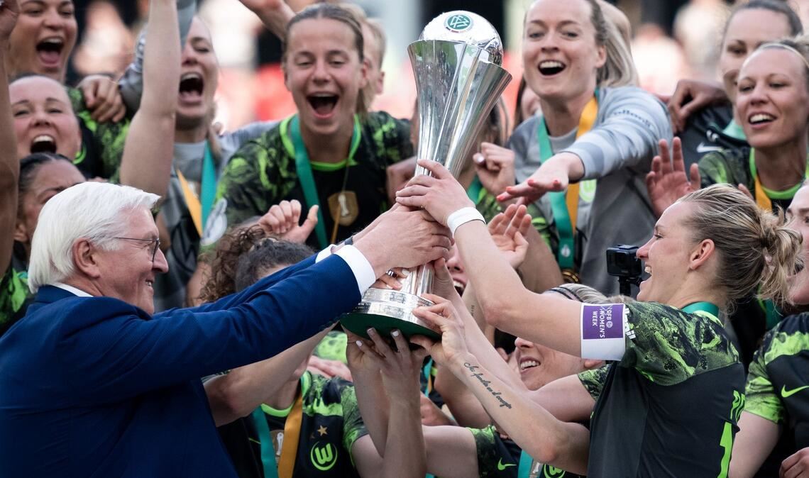 2024 nach dem Finale gegen Bayern durfte Alexandra Popp den DFB-Pokal in die Höhe stemmen - und diesmal? (Archivbild)