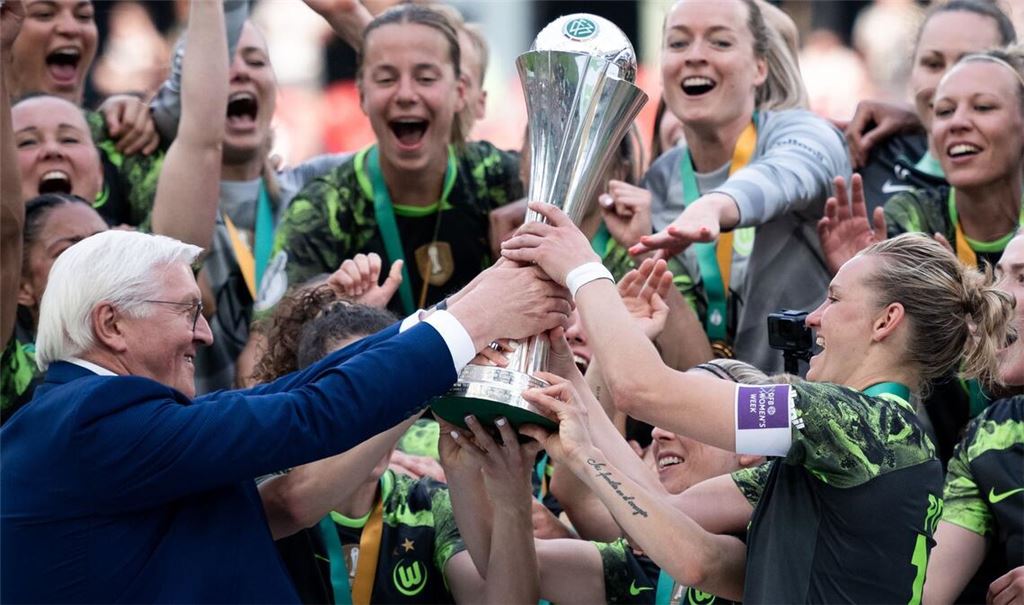 2024 nach dem Finale gegen Bayern durfte Alexandra Popp den DFB-Pokal in die Höhe stemmen - und diesmal? (Archivbild)