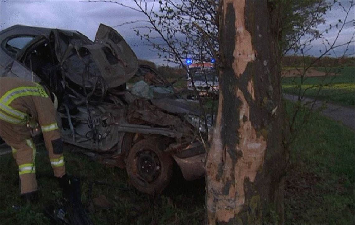 21-Jährige prallt gegen Baum. (Foto: Recken)