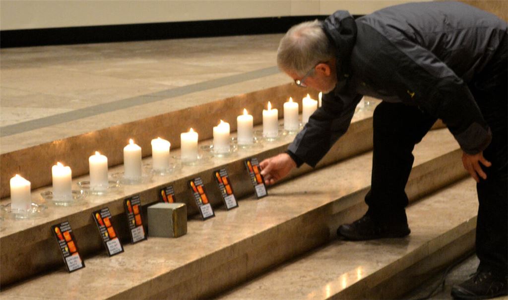 21 Kerzen leuchten in der Kirche für 21 ermordete Menschen und halten die Erinnerung an sie wach. Fotos: Stahlfeld